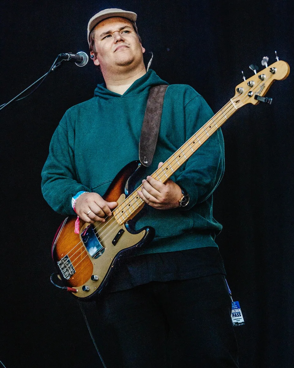 Frederick Midtstøl Groos spiller bass på scenen